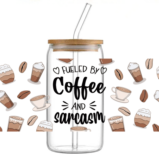 Fueled by Coffee and Sarcasm - Staklena čaša sa poklopcem i slamkom
